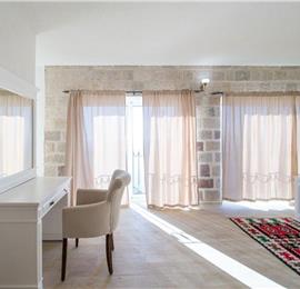 2 Bedroom Apartment with 2 Shared Pools, sleeps 4